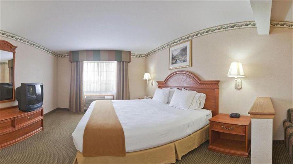 Holiday Inn Express Hotel & Suites Defiance By Ihg Eksteriør billede
